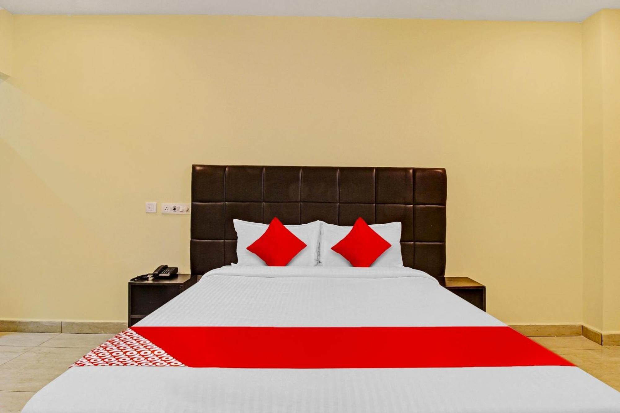 Super Hotel O Lakshmi Royal Inn Warangal Exterior photo
